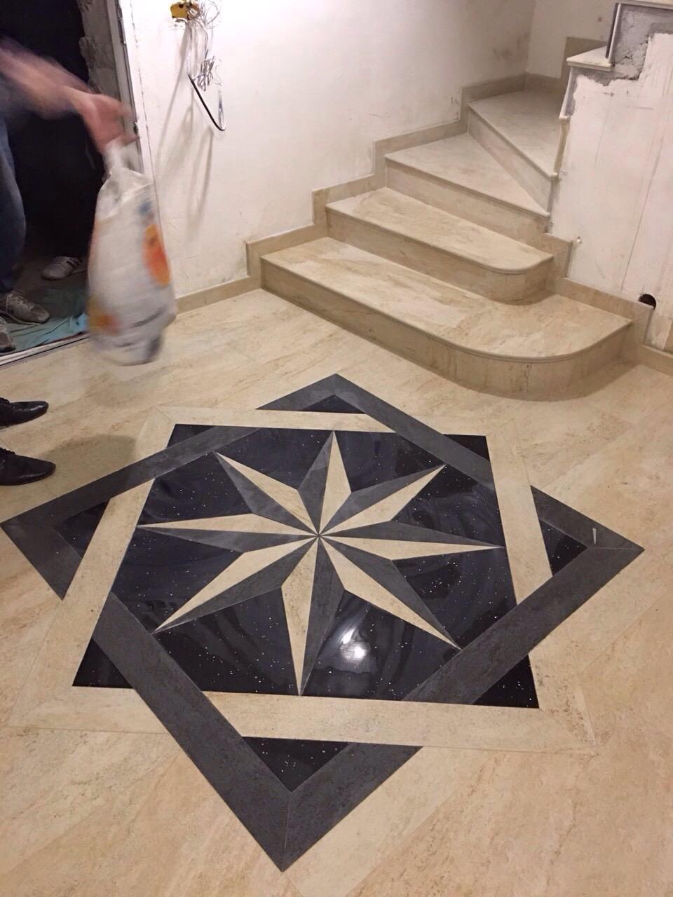 Entrée et escalier en pierre avec rosace