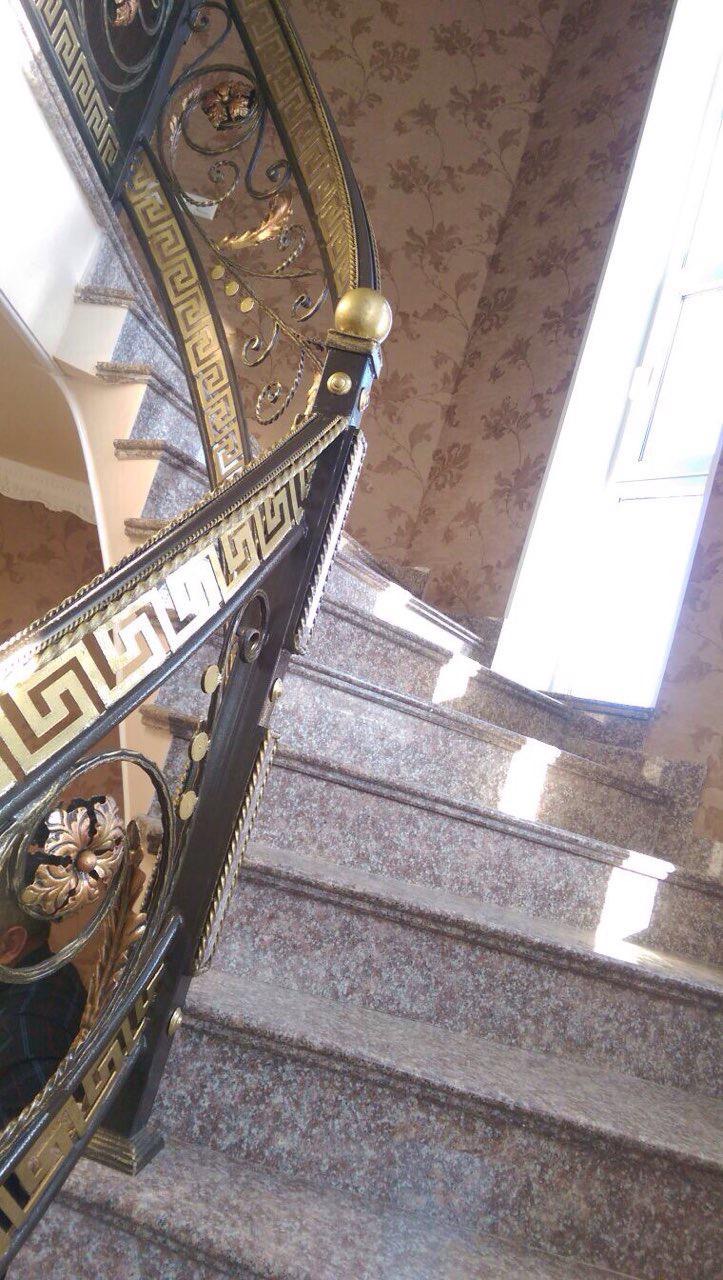 Escalier en granit avec rampe ouvragée