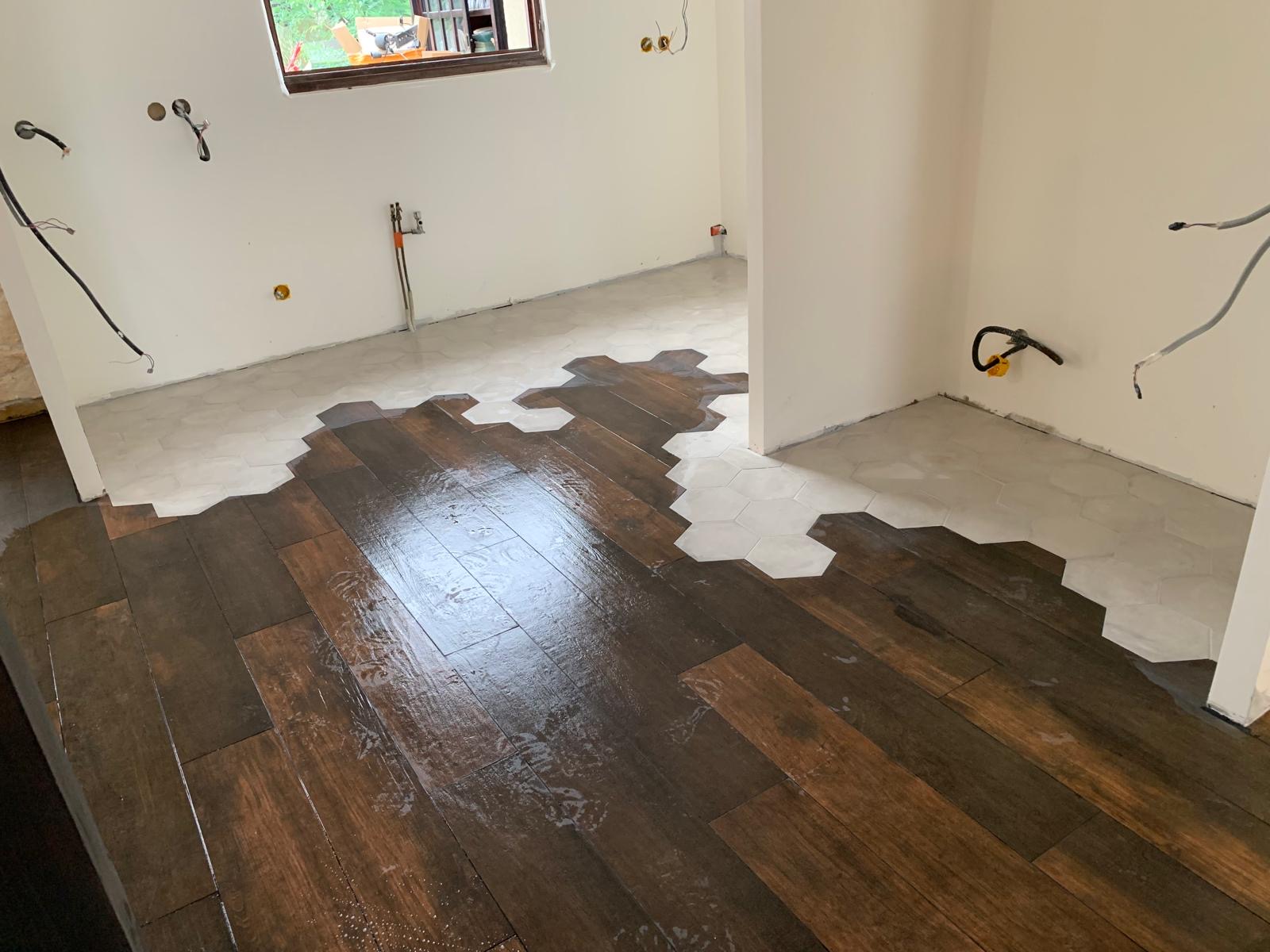 Pose de carrelage hexagonal et effet bois