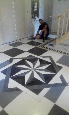 Motif géométrique en carrelage noir et blanc
